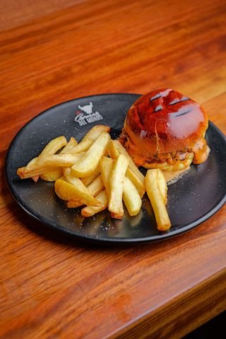 Burger Gochujang con papas, bebida y Tarta de queso