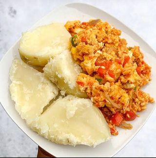 Boiled yam and egg sauce 