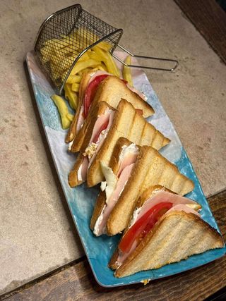 Tost sendvič sa ćuretinom + Bubble waffle Nutela