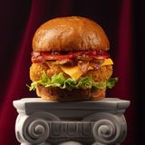 Бургер з курячими стріпсами та беконом