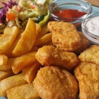 Nuggetsy drobiowe,  sos, frytki stekowe,  surówki 