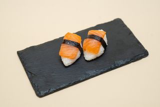 Nigiri losos - 2 komada