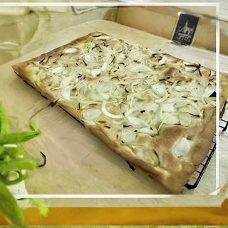 Focaccia farcita con cipolla e mozzarella - intera