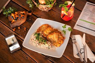 Placki ziemniaczane z sosem kurkowym i z dodatkiem śmietany