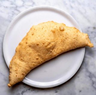 Pizza fritta salsicce e friarielli, bibita