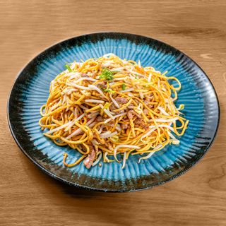 Spaghetti saltati con manzo, uova e verdure