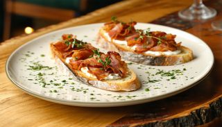 Bruschette cu pastă de jumări