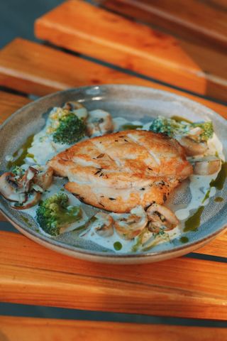 Куряча  грудка з печерицями та брокколі в соусі Блю- чіз 