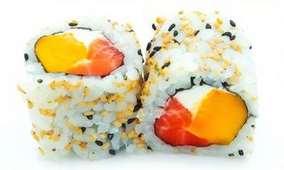 California de mango con salmón y sésamo (8 pzs.)