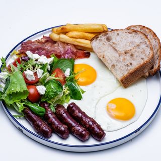Яєчня з беконом, ковбасками та фрі