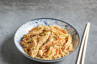Yakisoba con pollo