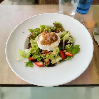 Amanida de formatge de cabra amb vinagreta de fruits vermells i ceba caramelitzada Ensalada de queso de cabra con vinagreta de frutos rojos y cebolla caramelizada