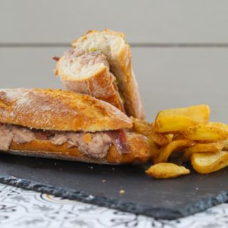 Bocadillo De Atun Con Guindillas Y Anchoas