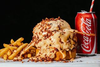 Combo Hamburguesa Catarata De Cheddar Con Patatas Y Bebida