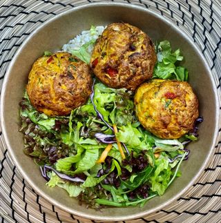 Chiftele legume servite cu salata