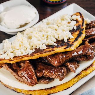 Cachapa Con Carne De Parrilla Y Queso Telita