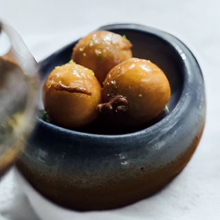 Buñuelo de queso mahón con miel cítrica (2 uds.)