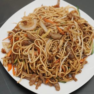 Spaghetti cinesi saltati con manzo e verdure