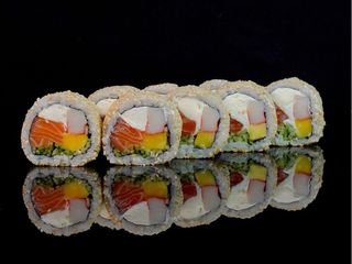 California z łososiem, surimi i mango 8 szt.