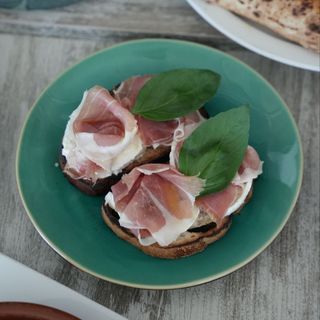 Bruschetta di bufala e crudo di Parma