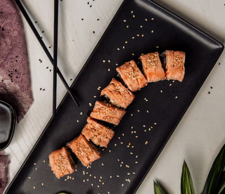 Uramaki De Salmón Crujiente (8 Pzs.)