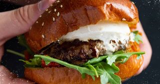 Menú Hamburguesa De Pollo Con Queso De Cabra