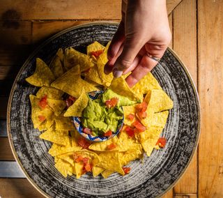 Nachos e guacamole