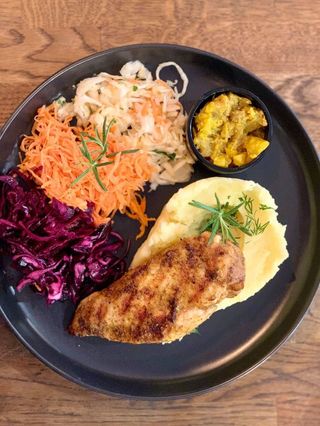 Filet drobiowy z grilla puree maślane i bukiet surówek