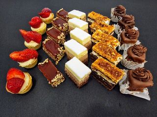 Pachet mini tarte + amandine + trio chocolate + dobos + krantz