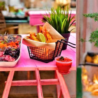 KREWETKI PANIEROWANE + SOS SŁODKIE CHILLI, PIETRUSZKA, LIMONKA