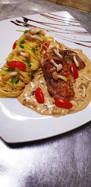 Cotlet de porc in sos de ciuperci