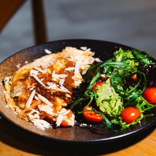 ომლეტი ბოსტნეულით და შებოლილი სულუგუნით