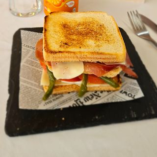 Sándwich Serrano