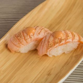 7. Nigiri Salmón Quemado (2 Uds.)
