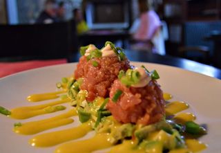 Tartar De Atún Con Aguacate Y Mango