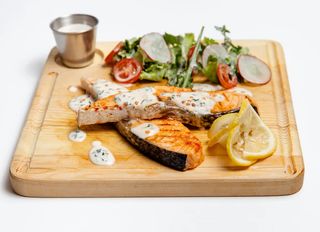 Семга на гриле в сливочном соусе