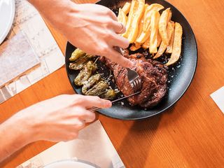 Entrecot De Vaca A La Parrilla Con Patatas Y Pimientos