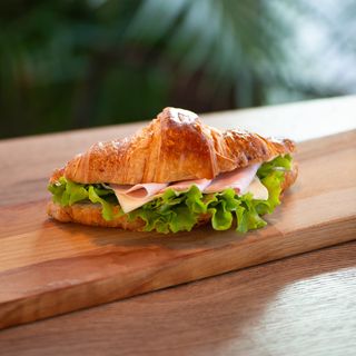 Kroasan sa šunkom 130g