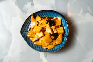 Tofu con funghi e bambù