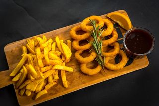 Rondele de ceapă pane Cartofi Prajiti Rustici & Sosul casei