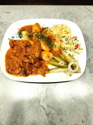 Gulasz mięsno-warzywny z ziemniakami