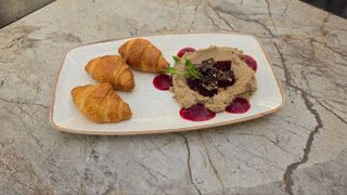 Паштет з курячої печінки з французькими круасанами та ягідним соусом 220г