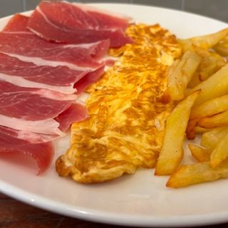 Jamón Serrano,tortilla francesa y patatas fritas 