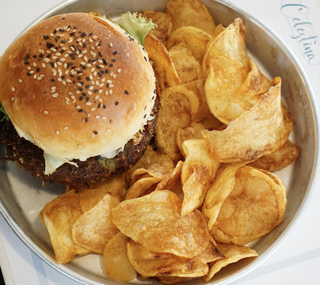 Mini hamburger con patatine fritte