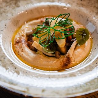 Hummus cu avocado și tartar de roșii 