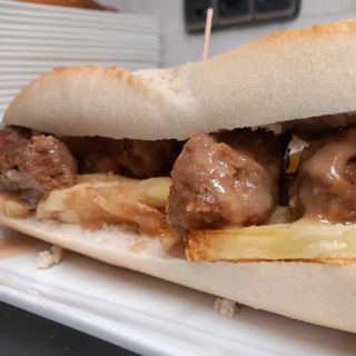 50. Bocadillo de albóndigas con patatas