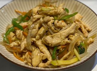 Pollo Salteado con Veduras Variadas