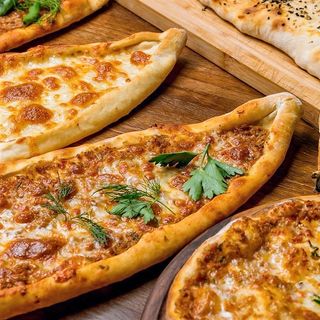 Pide z kiełbasą sucuk