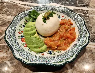 Burata, tartar od svježeg paradajza i carpaccio od avokada