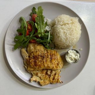 Курица на гриле с рисом/микс зелени